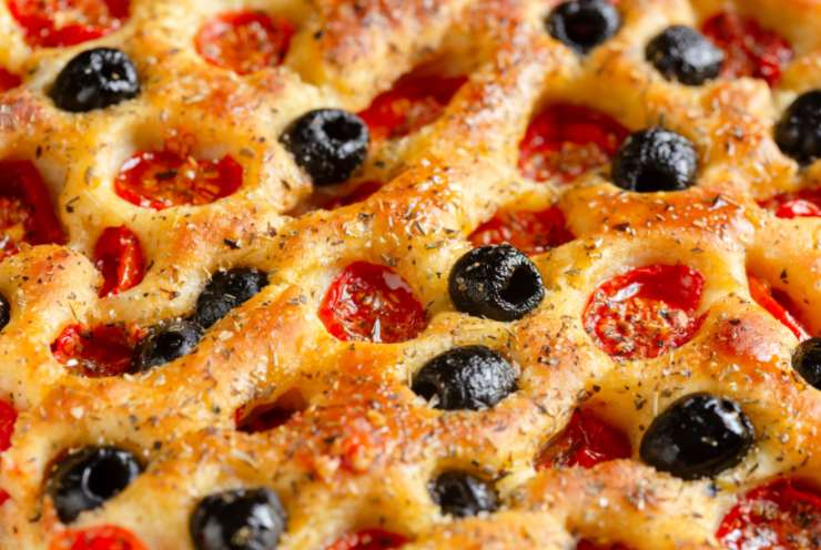 Focaccia con pomodori e olive in primo piano