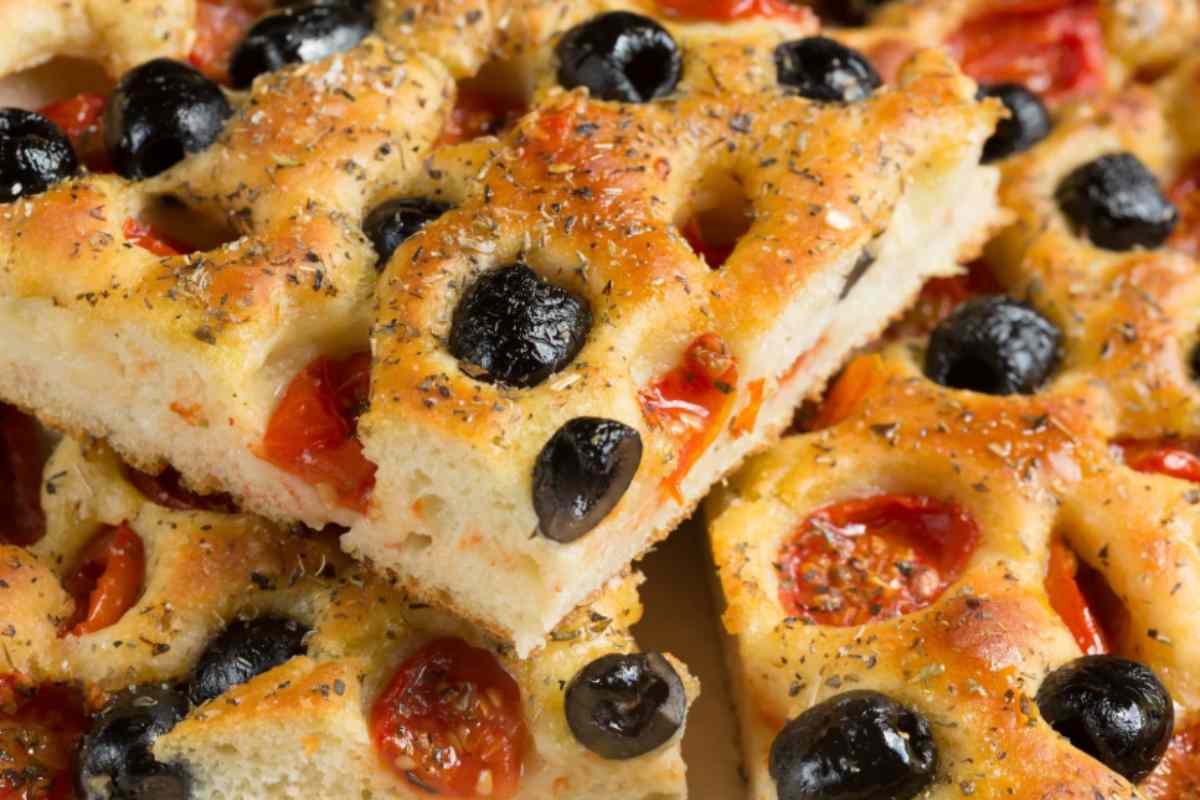 Focaccia con pomodori olive e origano