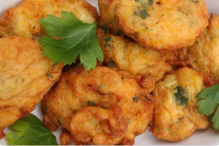 Frittelle con fiori di zucca in primo piano