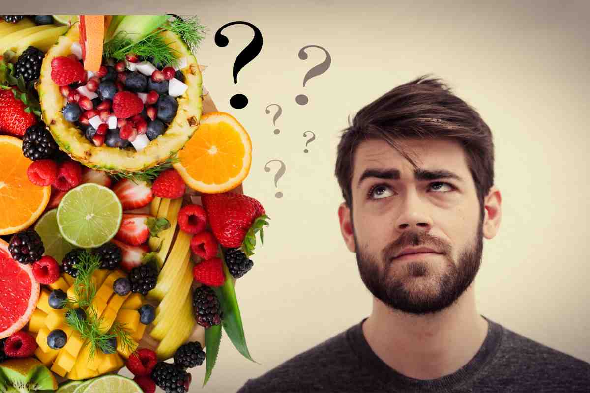 Un uomo dubbioso e della gran varietà di frutta