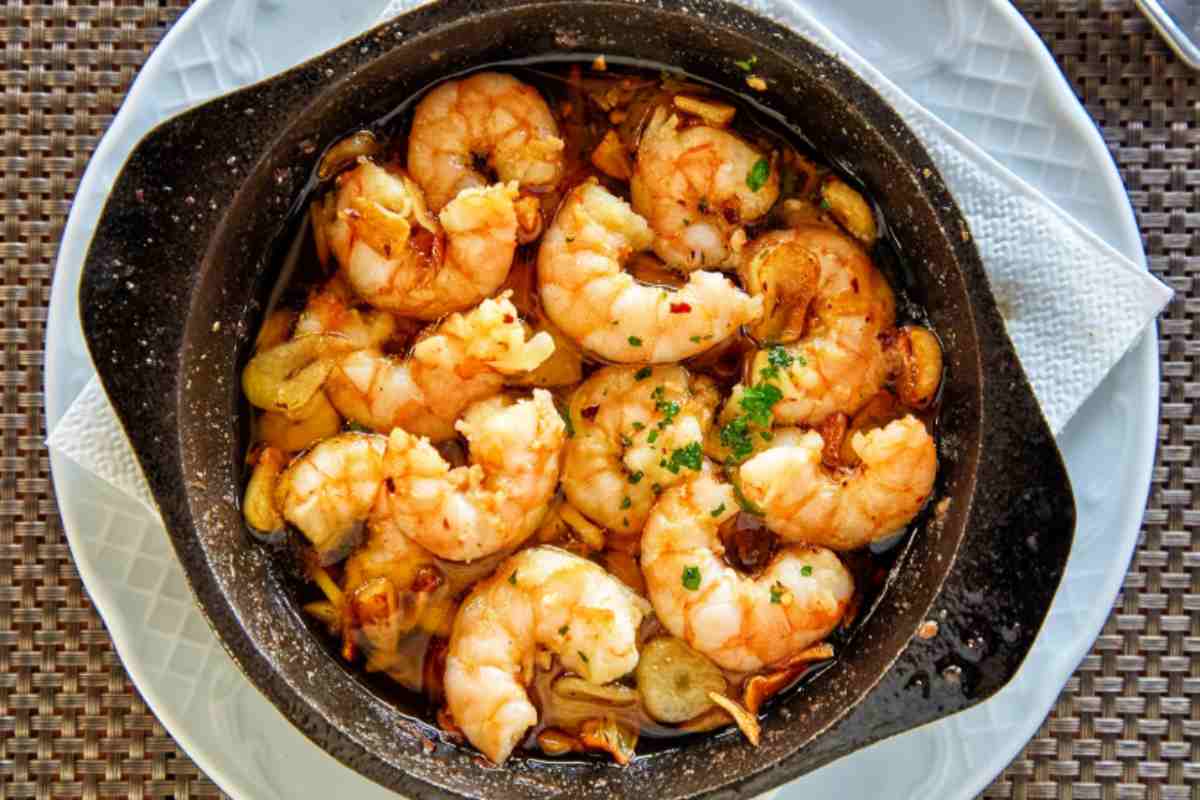 Gamberetti in tegame con olio aglio e prezzemolo