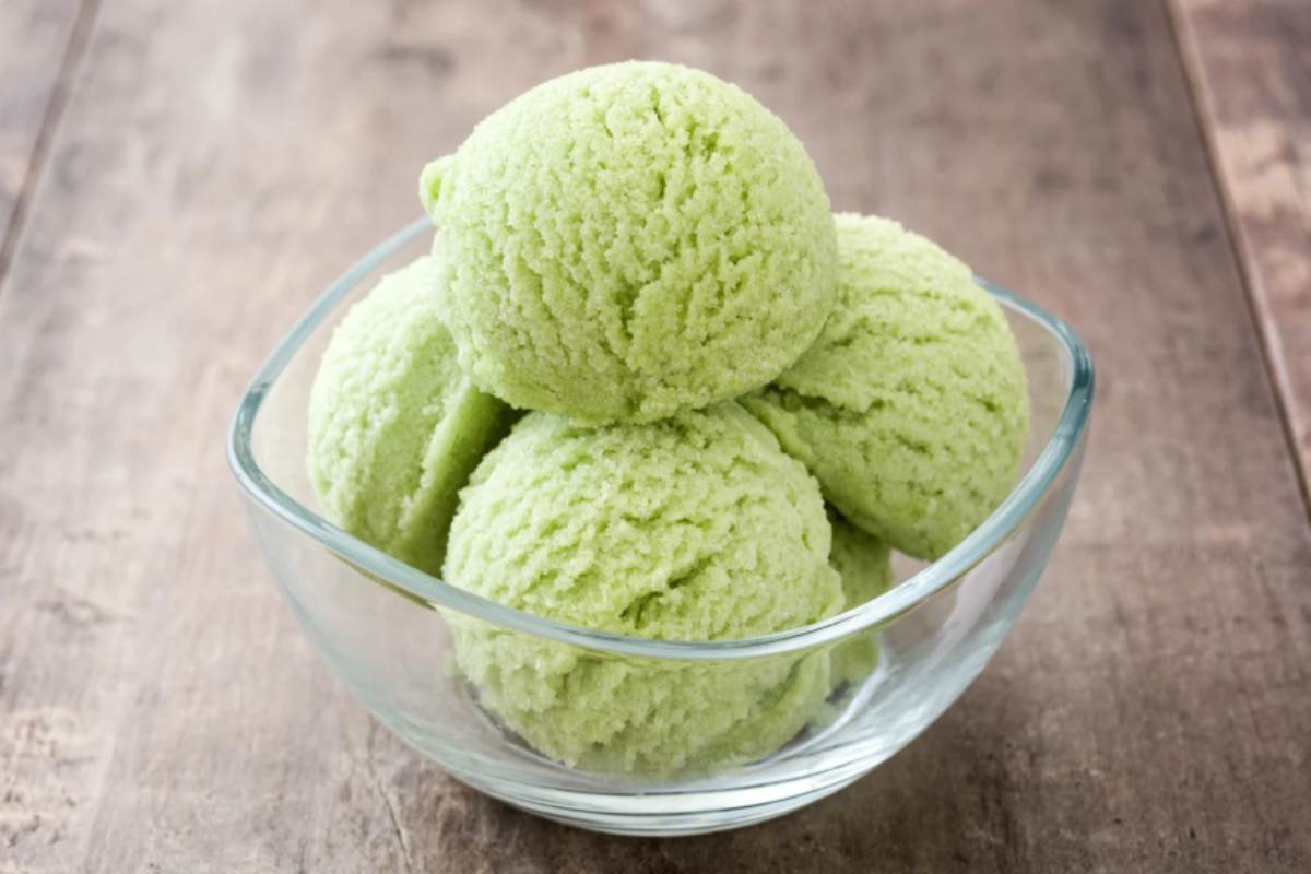 Gelato al tè Matcha in una ciotola di vetro