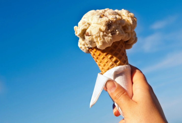 Mano che tiene un gelato