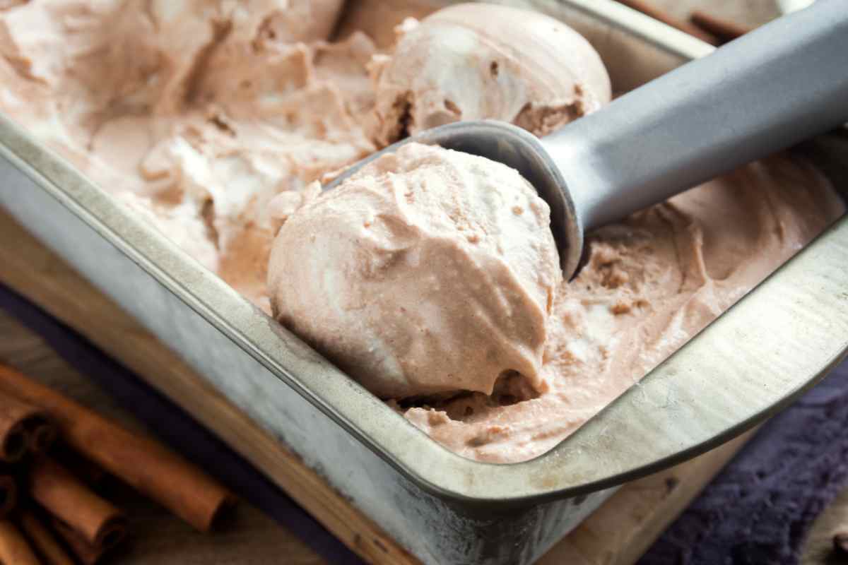 Una vaschetta di gelato cremoso fatto in casa