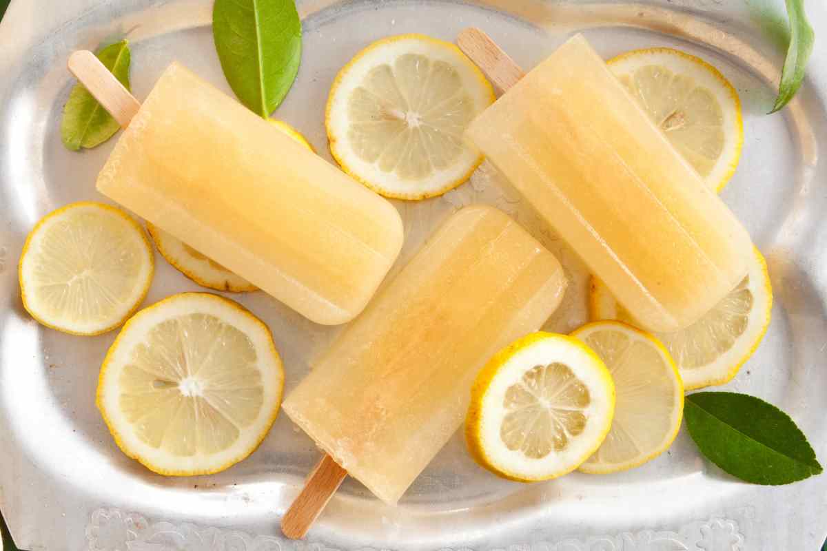 vassoio con ghiaccioli al limone