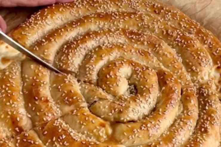 torta salata a forma di vortice con stracchino e verdure