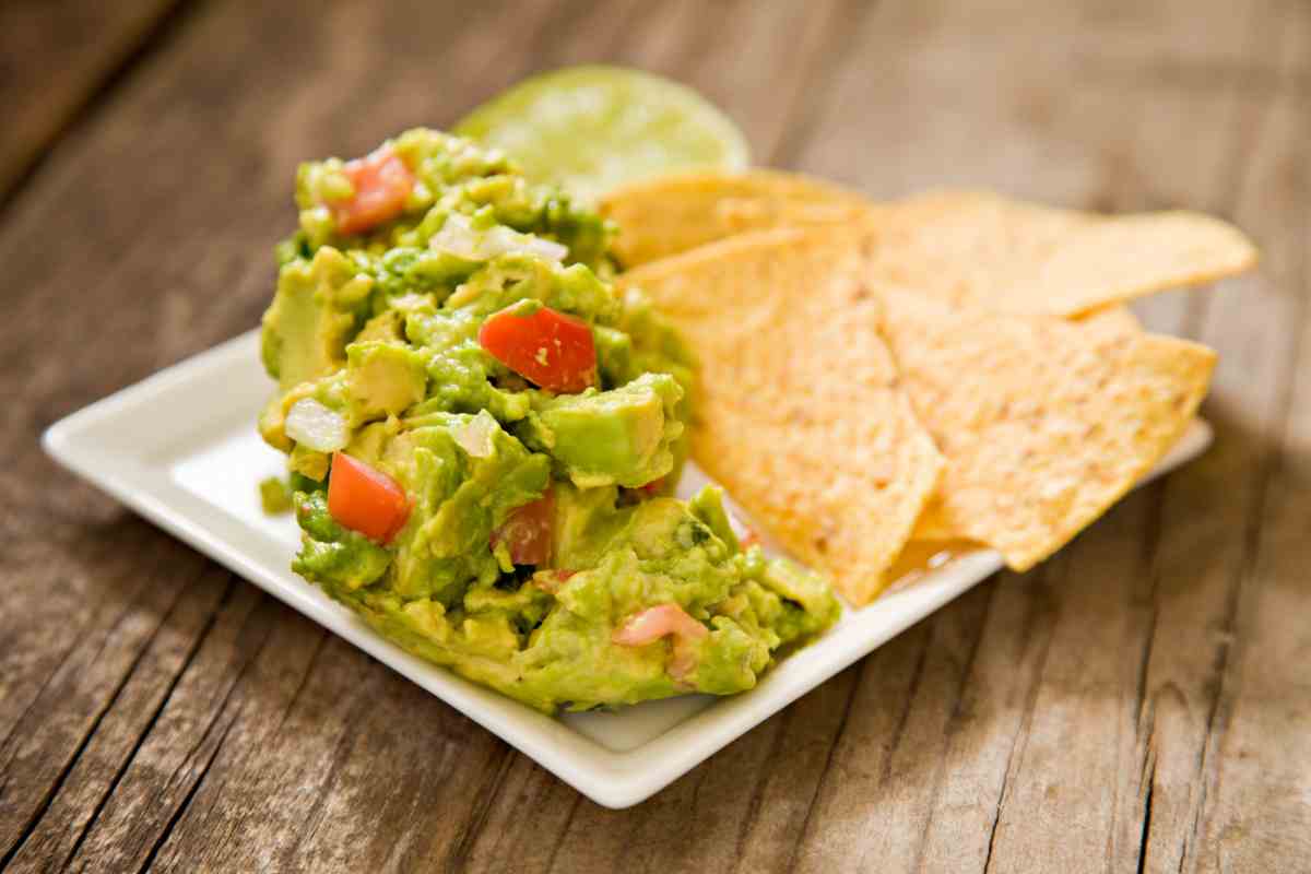 piatto con guacamole e nachos