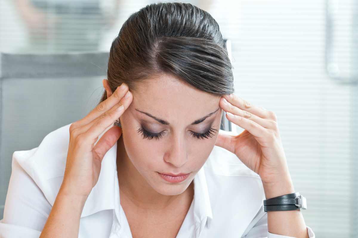 Una donna spossata al lavoro