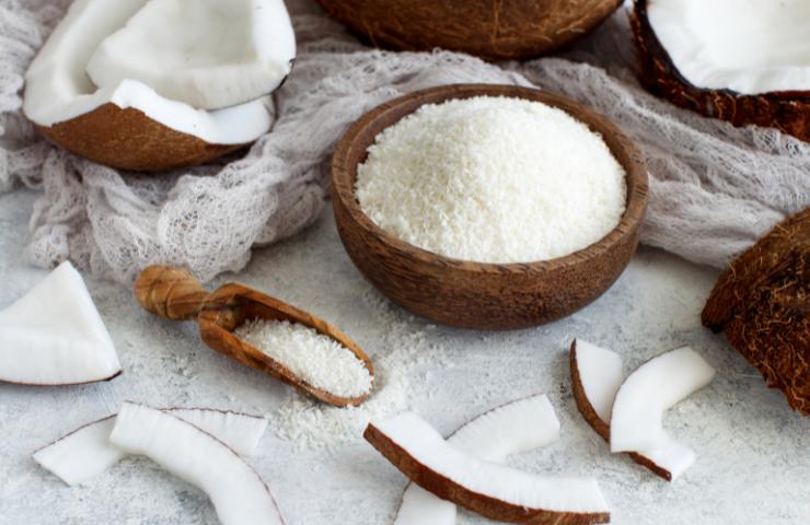 Della farina di cocco in una ciotola