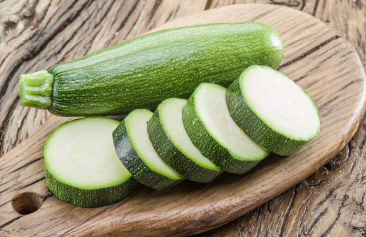 Una zucchina intera ed una affettata