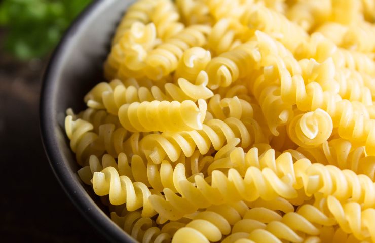 Dei fusilli crudi raccolti
