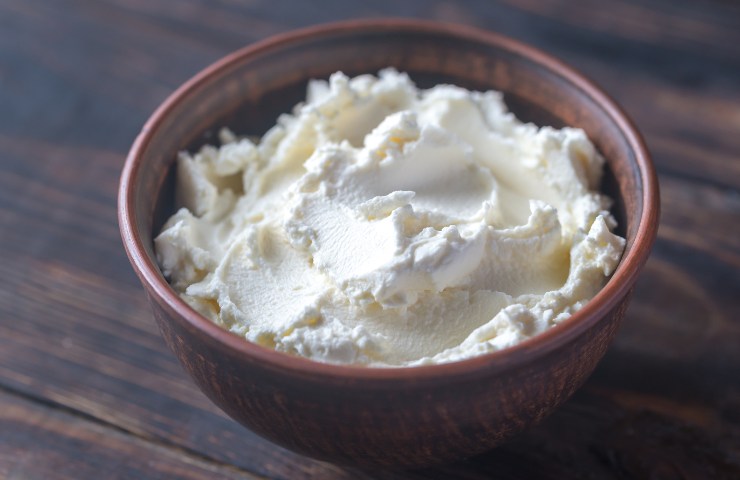 Una ciotola con del formaggio cremoso