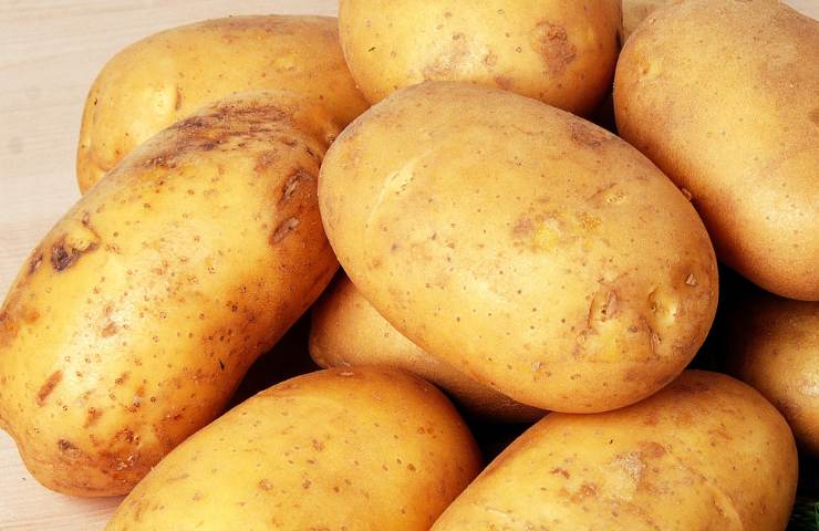 Delle patate ammassate