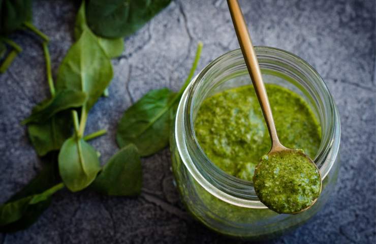 Un barattolo di pesto alla genovese