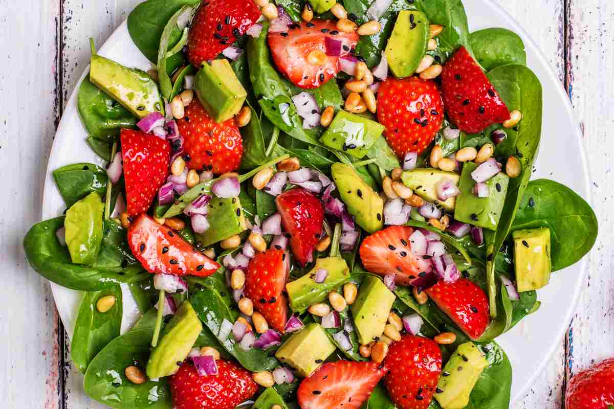 piatto con insalata di spinacino e fragole vista dall'alto