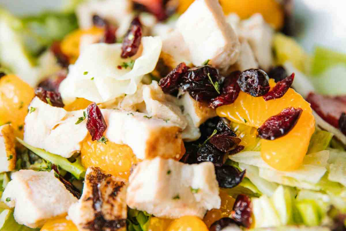 Insalata di pollo con salsa all'arancia in un piatto
