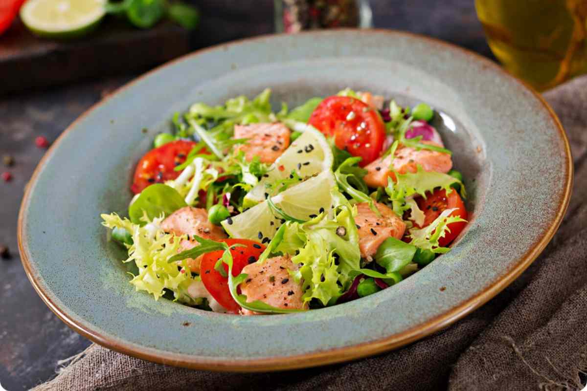 Insalata di pomodori e salmone