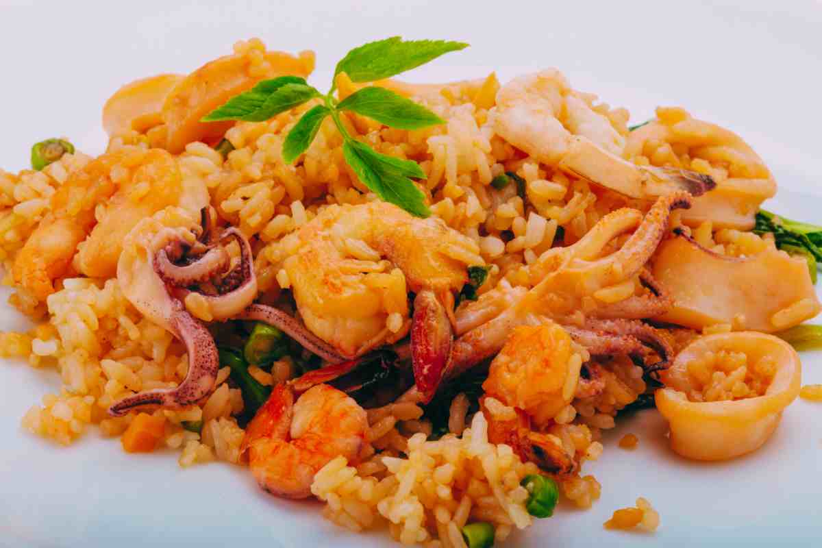 Insalata di riso di mare in un piatto