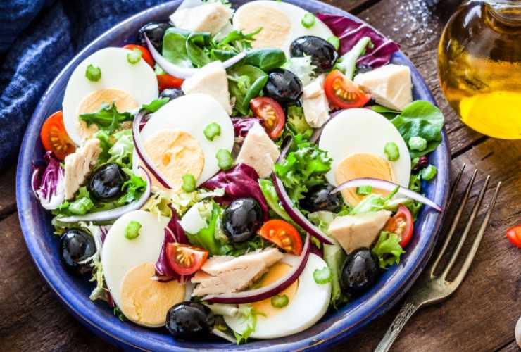 Insalata mista in un piatto