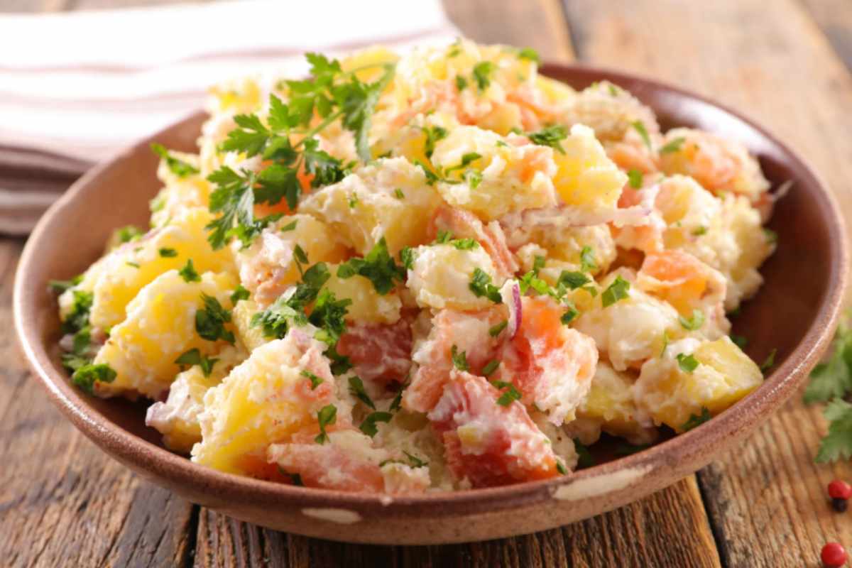 Insalata di patate salmone e insalata