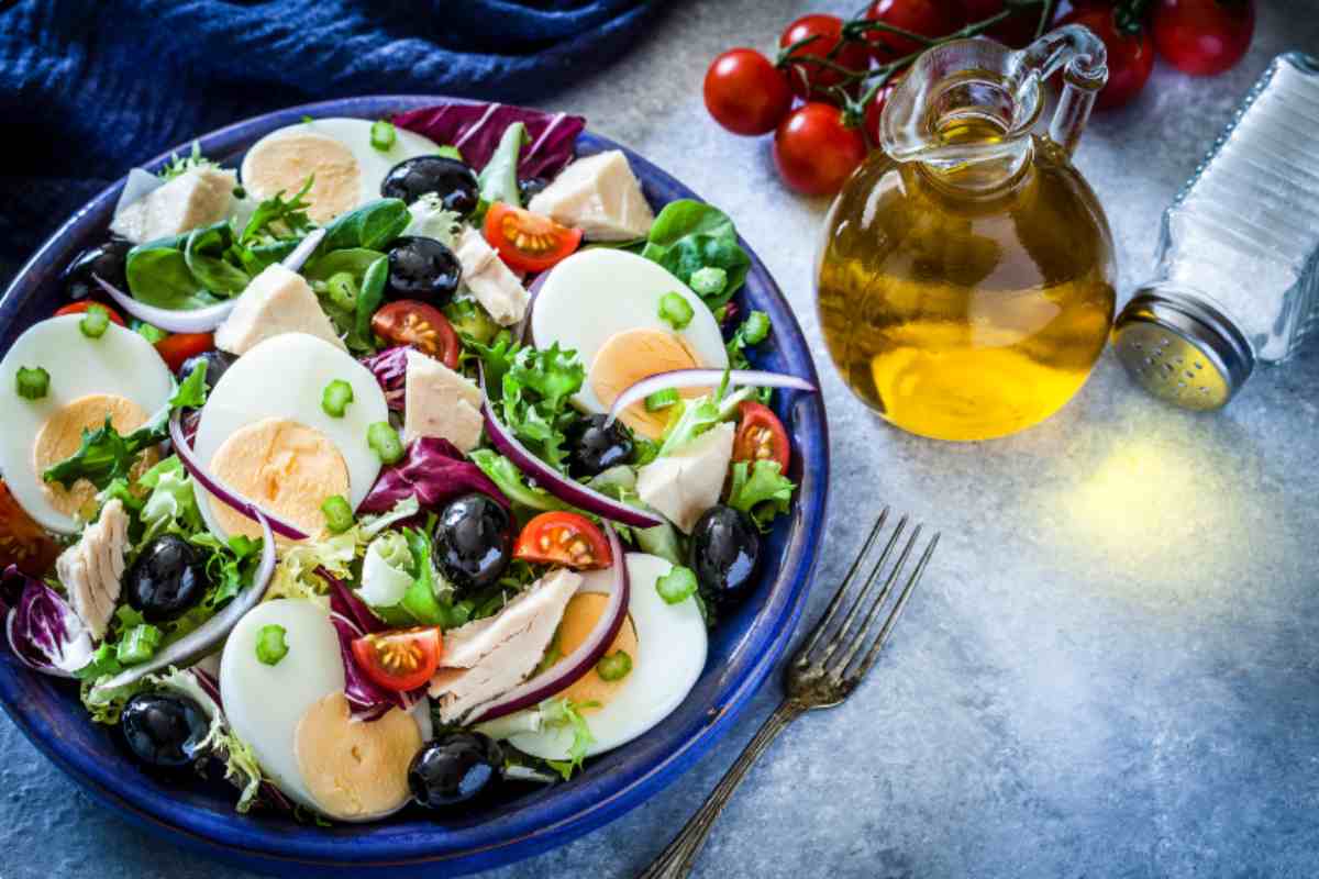 Insalata con uova sode, lattuga, olive nere pomodori