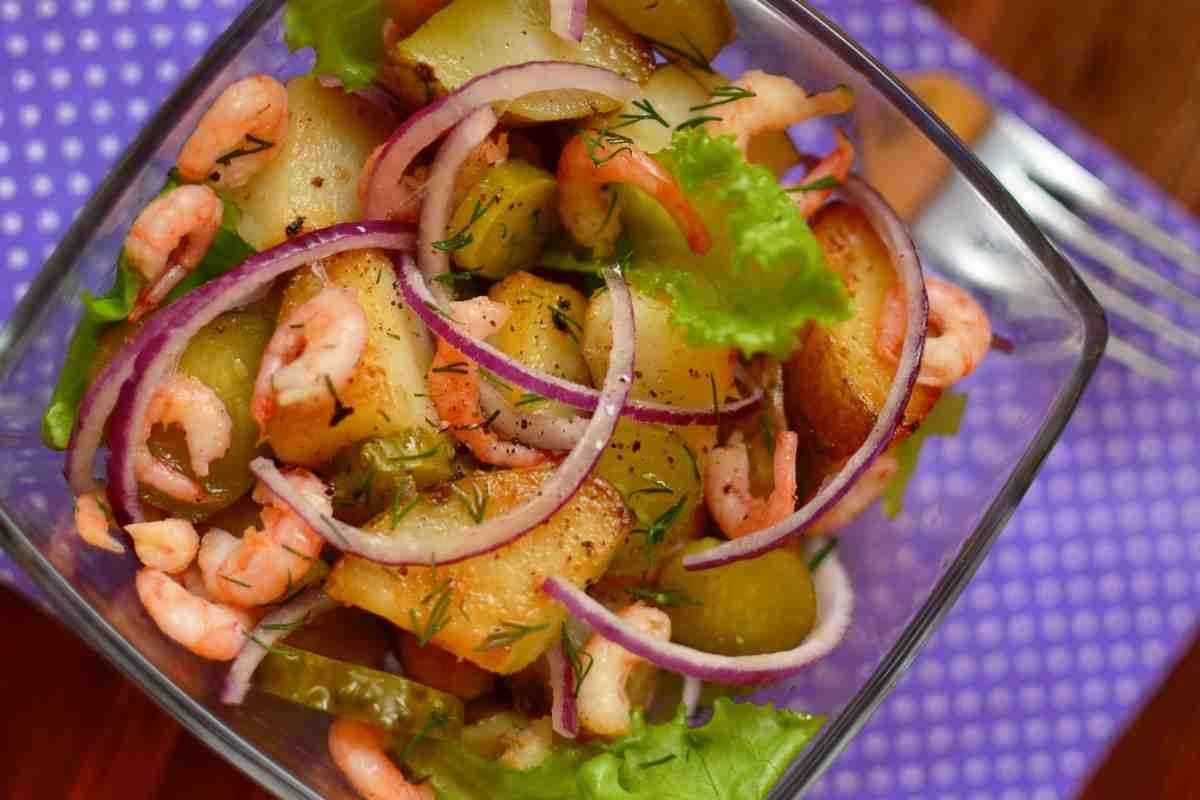 L'insalata di gamberi, patate e cipolle in una insalatiera