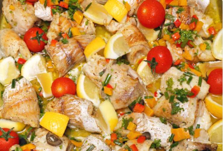 Dettaglio di insalata di merluzzo con pomodori prezzemolo e limone