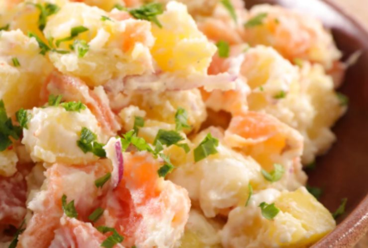 Insalata di patate salmone e maionese in primo piano