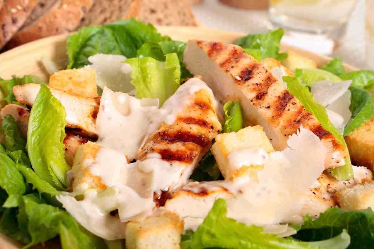 Una insalata di pollo con pane secco