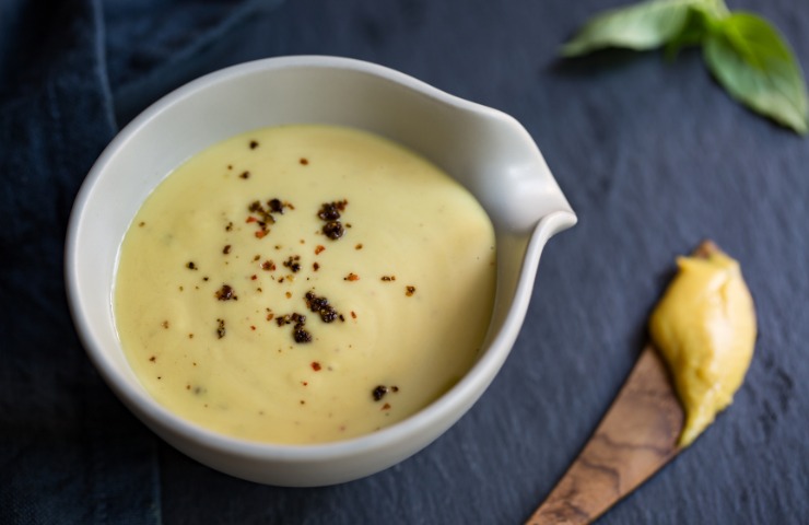 Della crema di yogurt bianco e senape