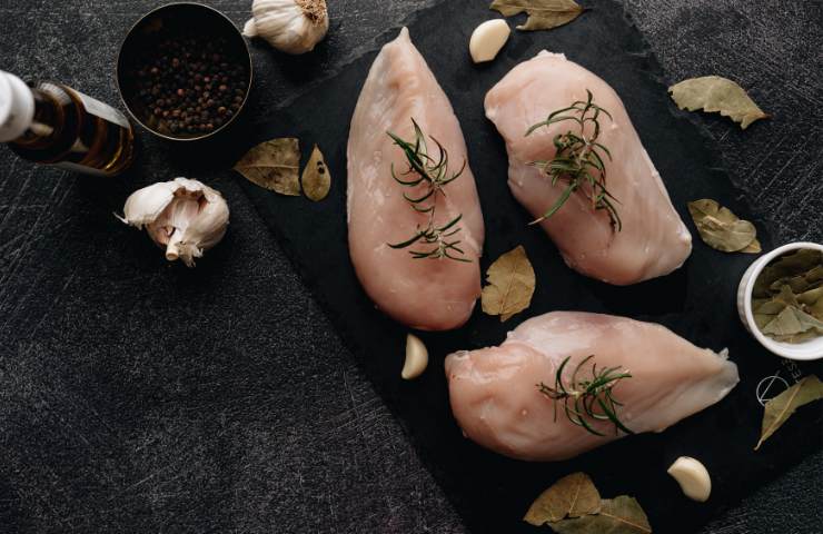 Del petto di pollo crudo