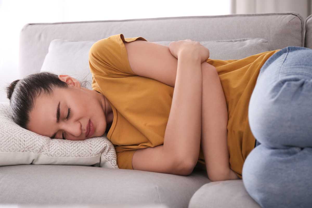 Una donna sdraiata in preda ad intossicazione alimentare