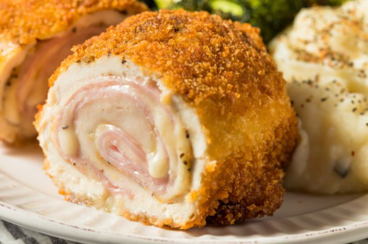 Involtino di pollo impanato con prosciutto e formaggio