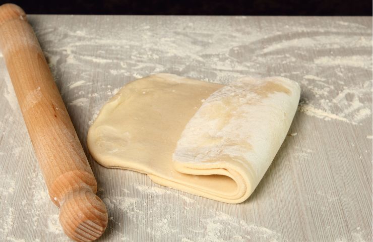 Un rotolo di pasta sfoglia