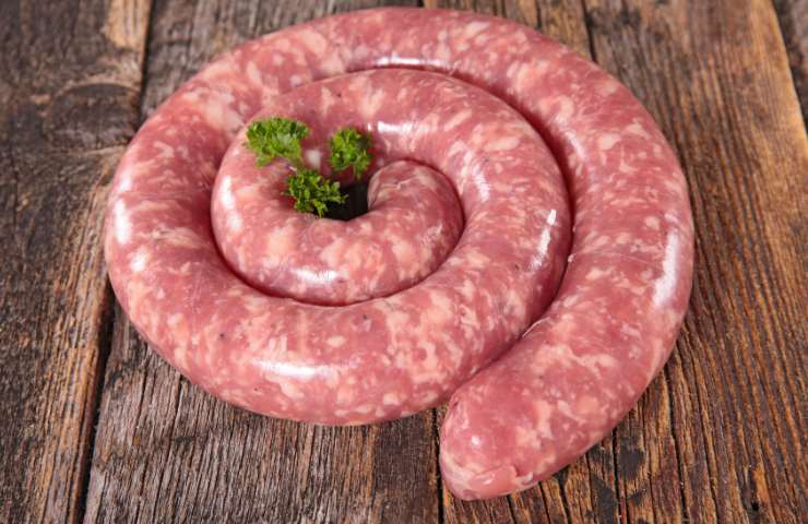 Una salsiccia cruda