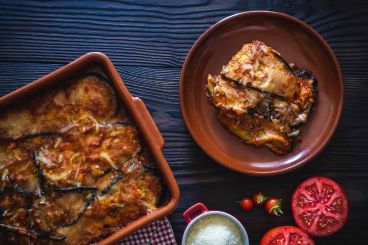 Parmigiana di melanzane con porzione nel piatto