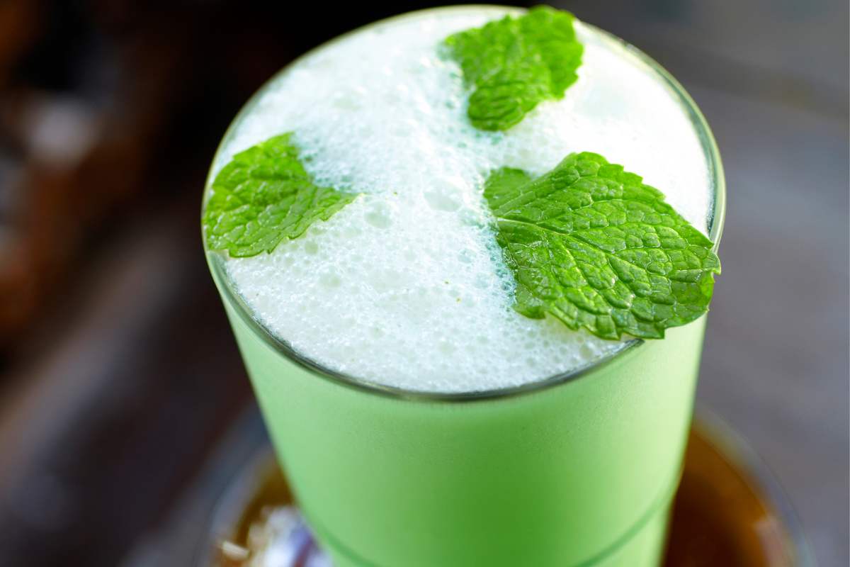 Un bicchiere di latte e menta freddo