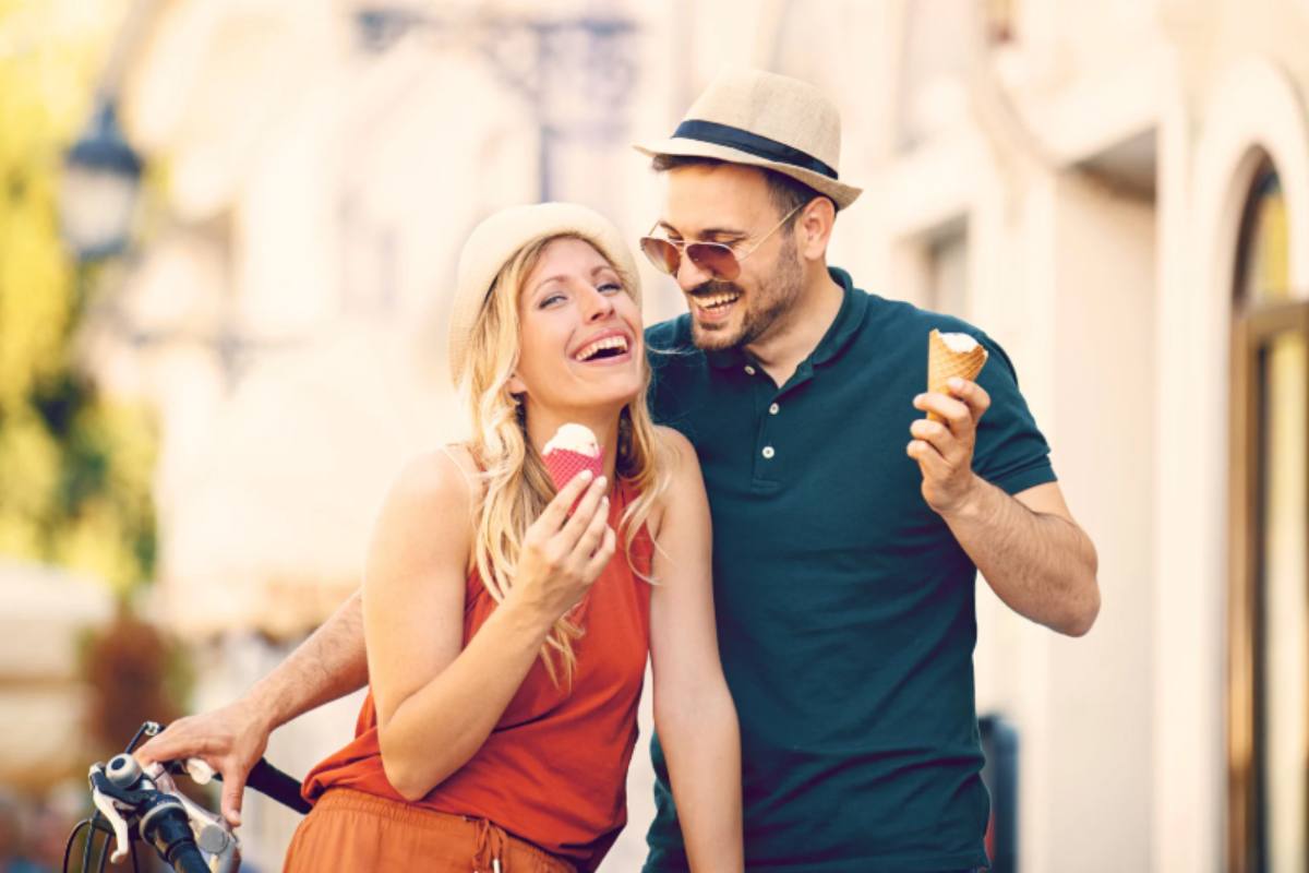 Uomo e donna che mangiano un gelato