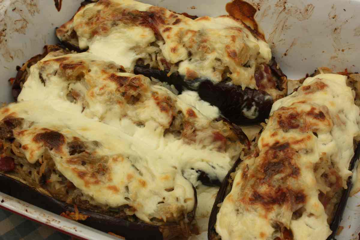 Delle melanzane ripiene gratinate e ricoperte di formaggio fuso