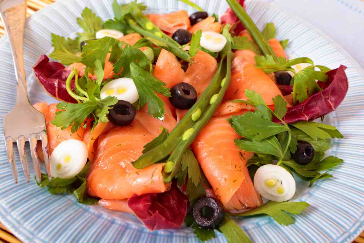 piatto con insalata di salmone e verdure per il menu della settimana