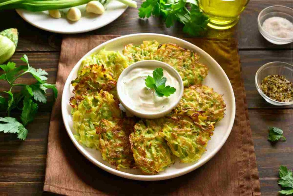 piatto con frittelle di zucchine e salsa di yogurt