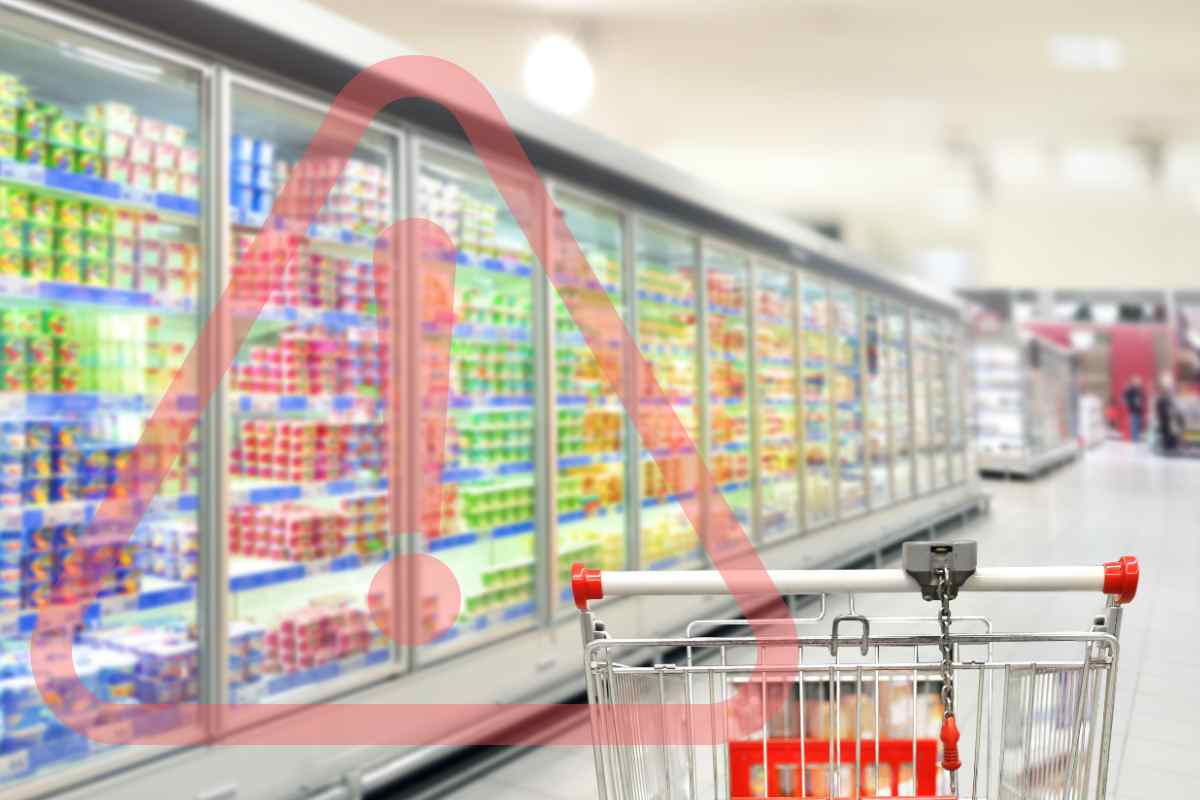 Una corsia di supermercato con alimenti in frigo