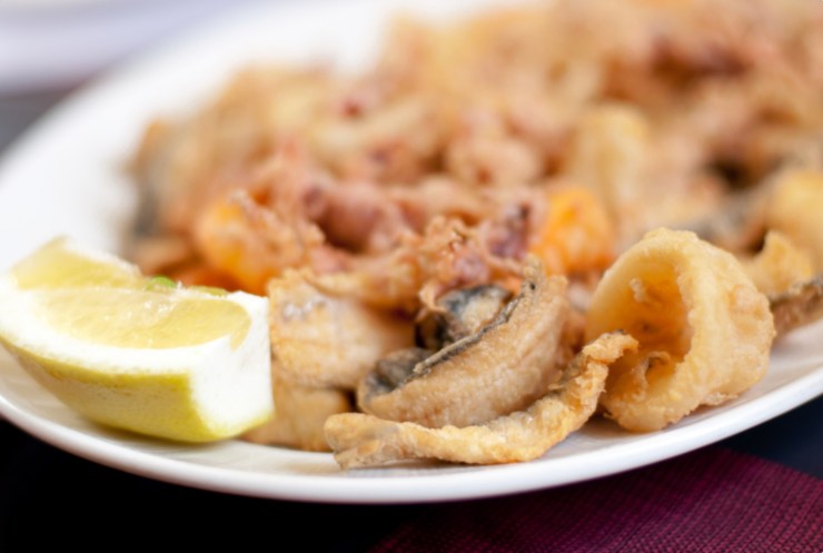 Misto fritto di pesce in primo piano