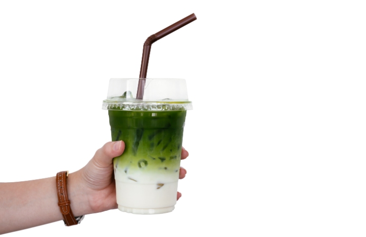 Un bicchiere di tè matcha ghiacciato con una cannuccia