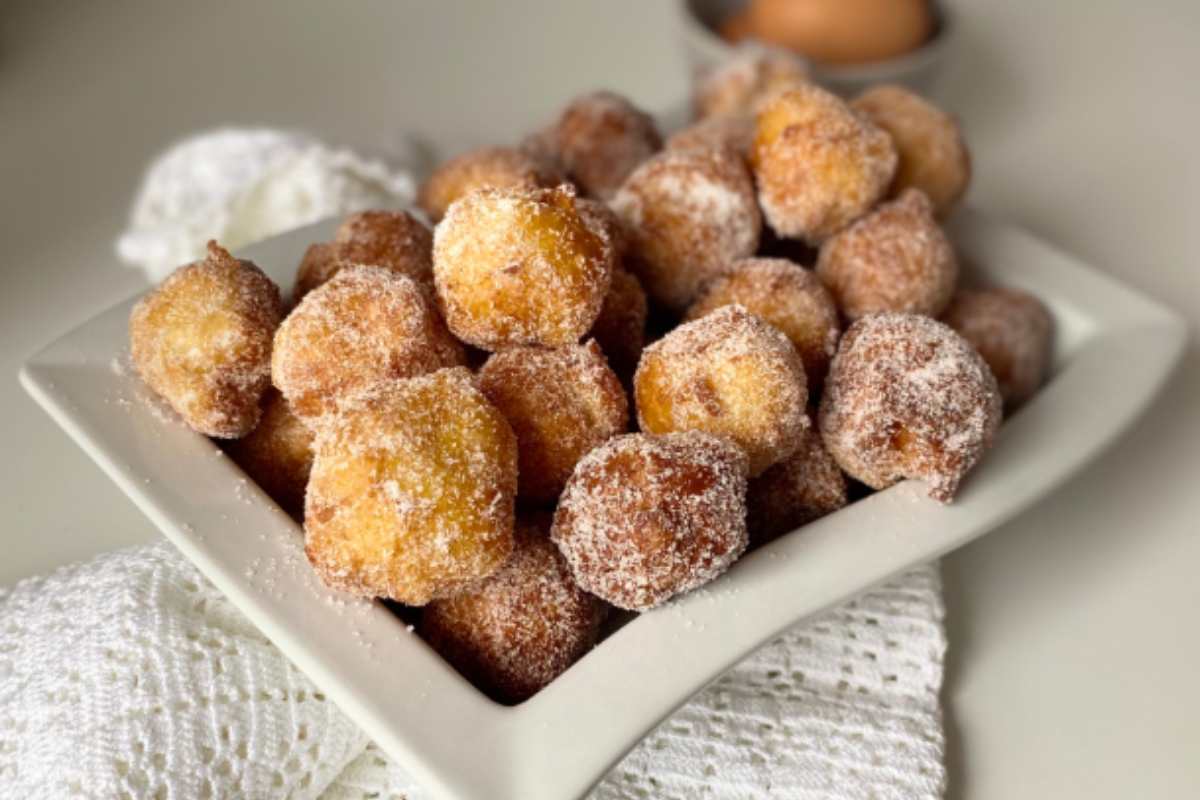 Frittelle dolci con lo zucchero