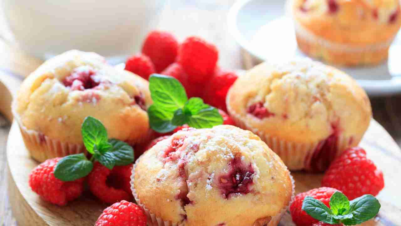 Muffin con panna e lamponi