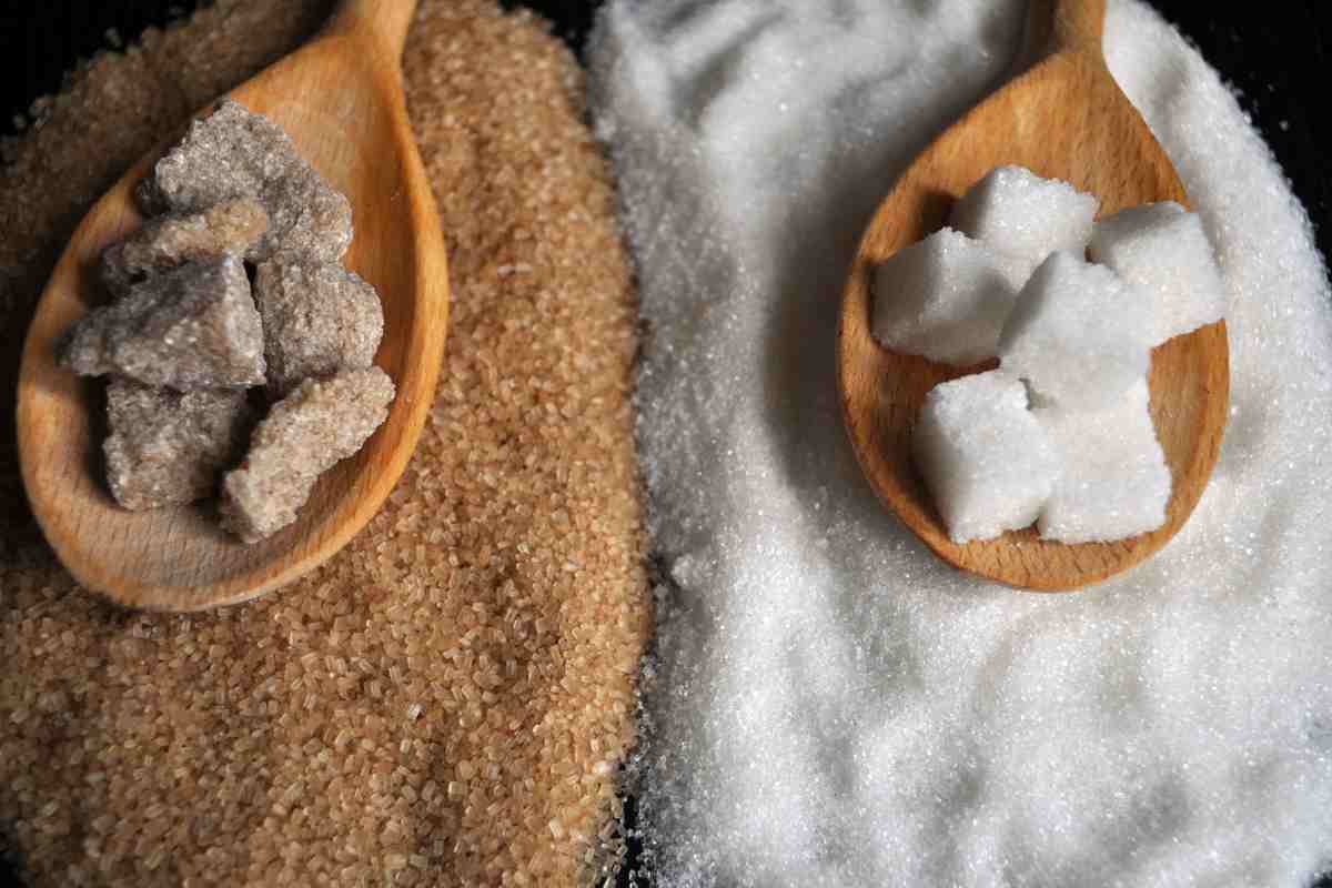 Zucchero di canna e zucchero bianco raffinato