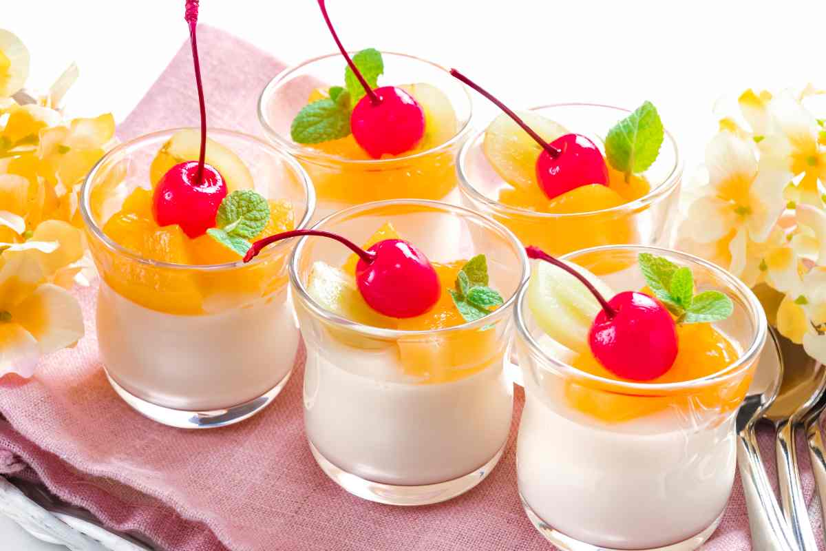 Panna cotta senza panna in bicchierini con frutta come guarnizione