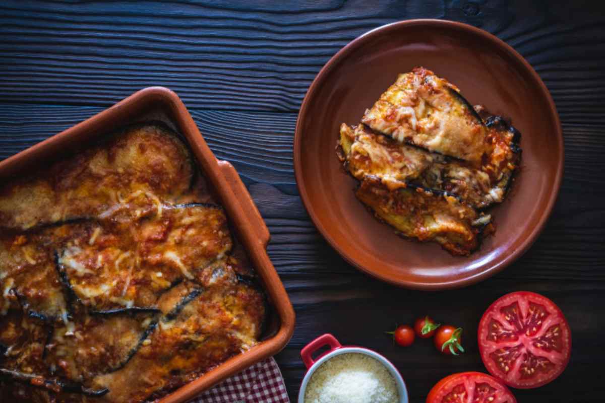 Parmigiana di melanzane su tavolo di legno