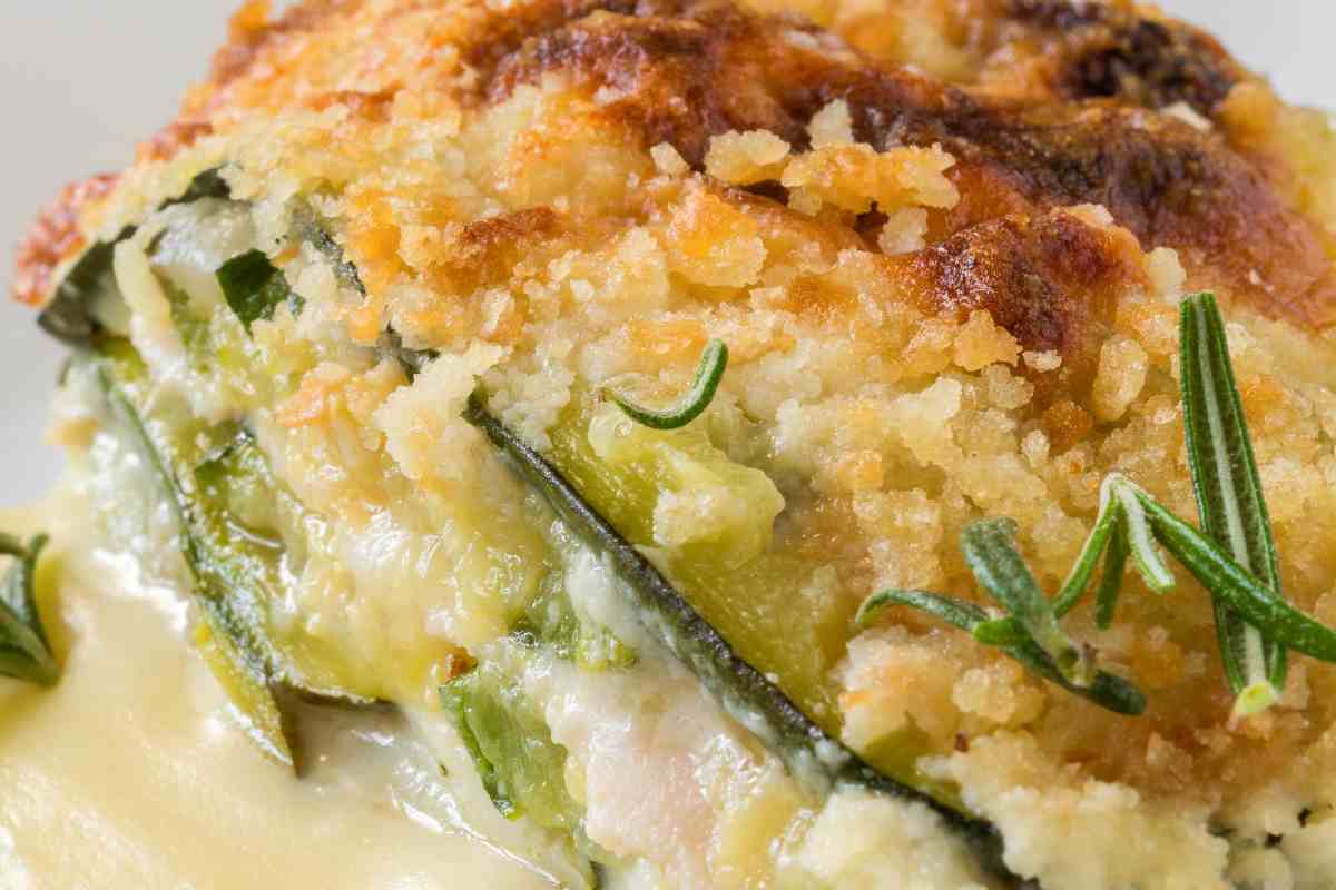 porzione di Parmigiana di zucchine con besciamella vista da vicino